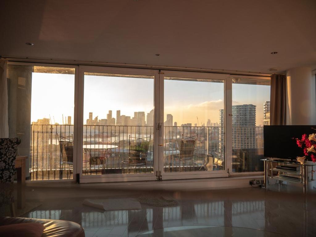 Excel Stunning 3 Bedrooms Apartment *